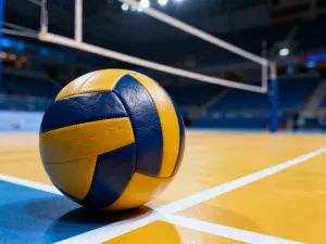 Skórzana piłka lekarska leżąca na drewnianej podłodze w nowoczesnej sali fitness.