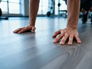 Nowoczesny rower z kaskiem na siodełku zaparkowany na słonecznej ścieżce rowerowej w parku.